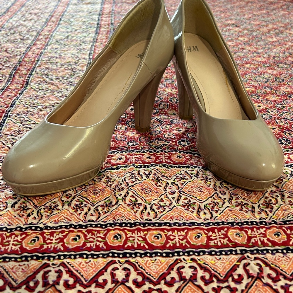 H&M tan patent platform pumps size 8